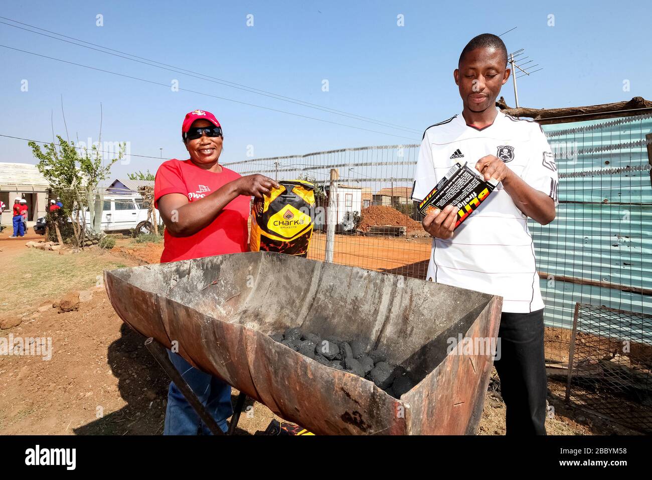 Soweto, Südafrika - 10. September 2011: BBQ Grill auf der Seitenstraße im städtischen Soweto Stockfoto