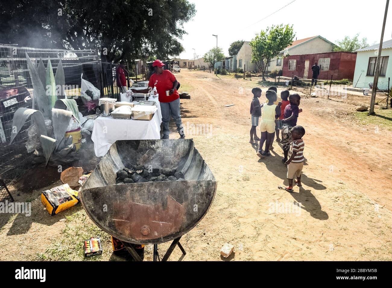 Soweto, Südafrika - 10. September 2011: BBQ Grill auf der Seitenstraße im städtischen Soweto Stockfoto