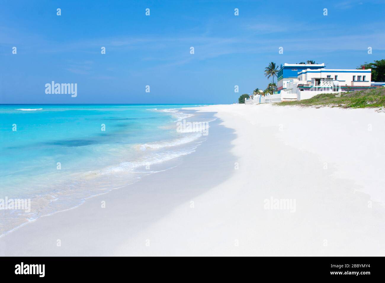 Blick vom Ufer eines paradiesischen Strandes in Varadero mit kristallklarem Wasser, weißem Sand und blauem Himmel. Kuba. Reise- und Tourismuskonzept Stockfoto