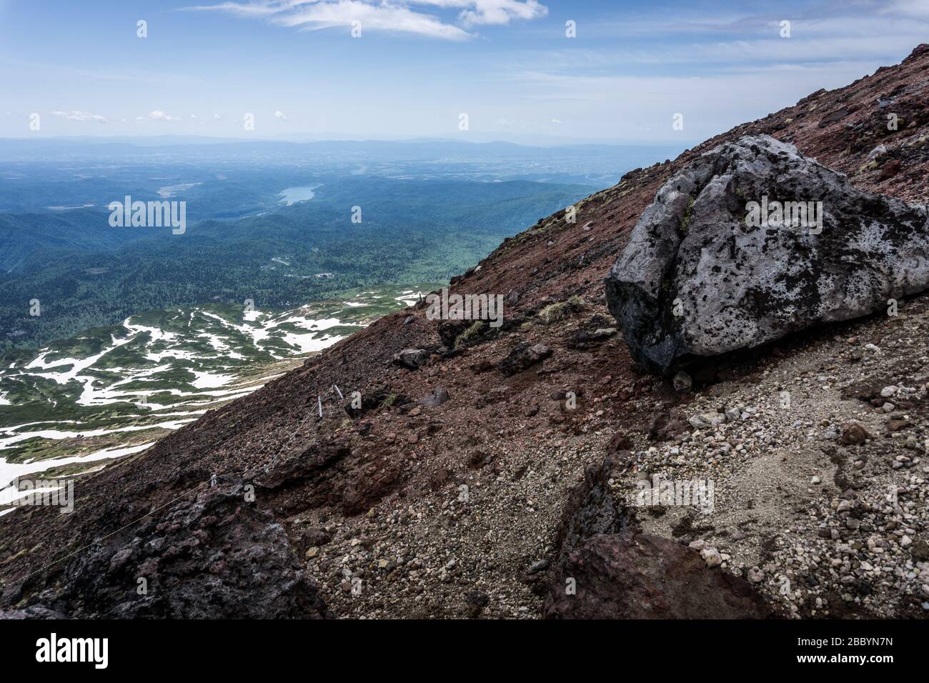 Blick beim Besteigen des Asahidake (Mount Asahi), dem höchsten Berg in Hokkaido, Japan. Stockfoto