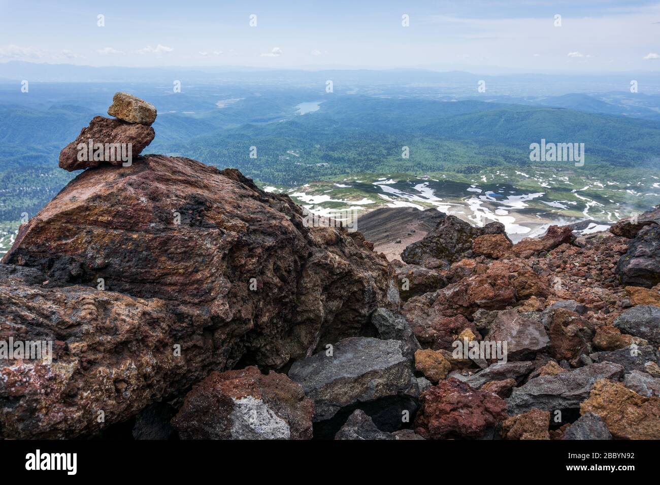 Blick beim Besteigen des Asahidake (Mount Asahi), dem höchsten Berg in Hokkaido, Japan. Stockfoto