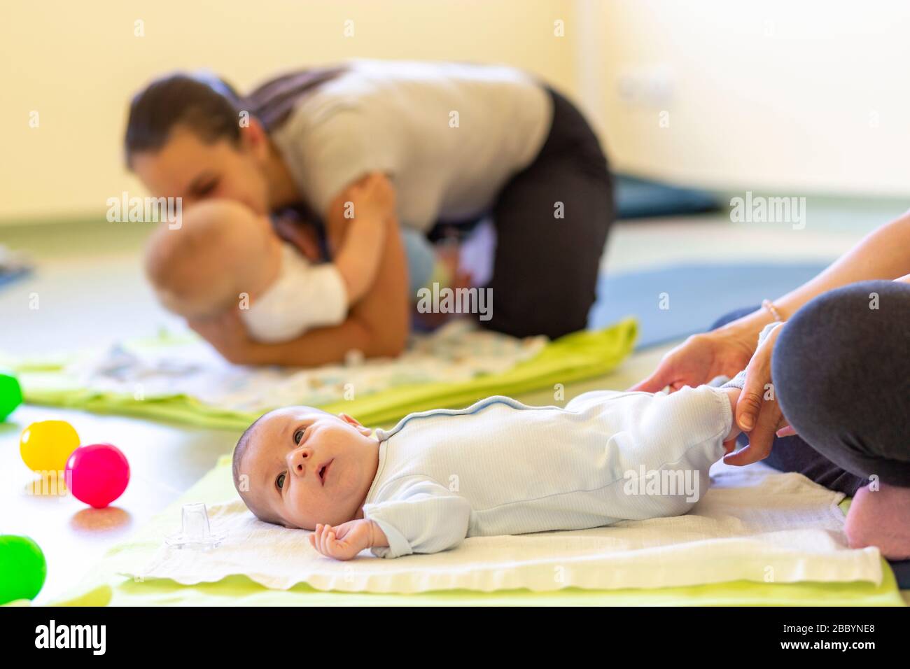 Baby Yoga-Kurs wird durchgeführt Stockfoto