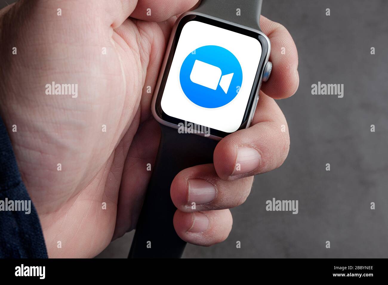 Antalya, TÜRKEI - 30. März 2020. Smartwatch mit dem Logo der App "Zoom Cloud Meetings". Stockfoto