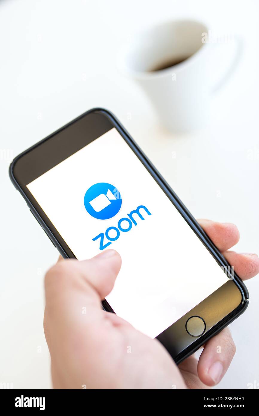 Antalya, TÜRKEI - 30. März 2020. Handy mit dem Logo der App "Zoom Cloud Meetings". Stockfoto