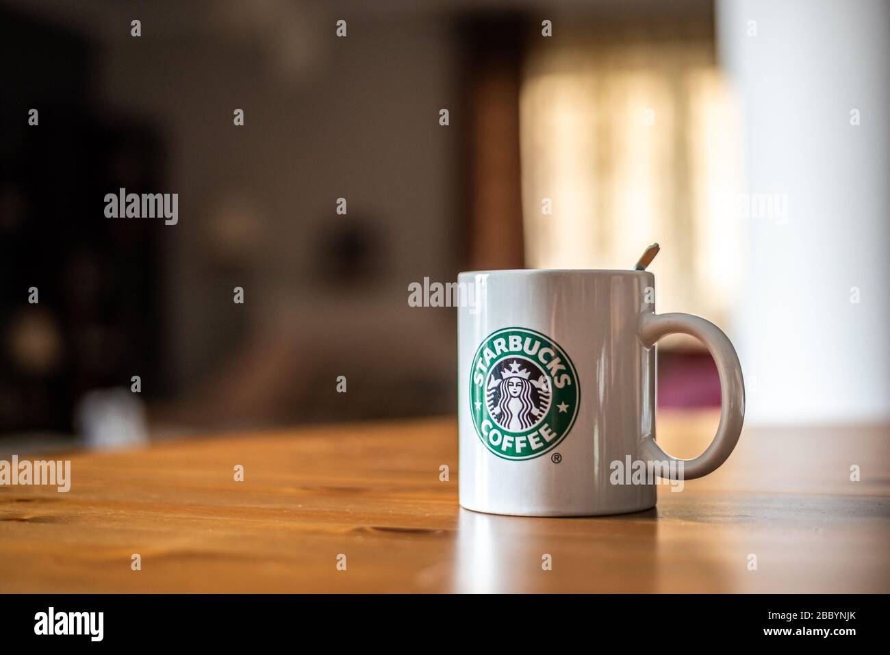 Starbucks Kaffeebecher aus Glas auf Holztisch Stockfoto