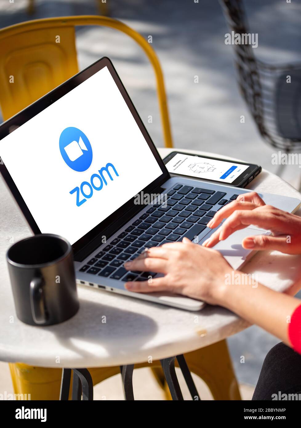Antalya, TÜRKEI - 30. März 2020. Laptop und Mobiltelefon mit dem Logo der App "Zoom Cloud Meetings". Stockfoto