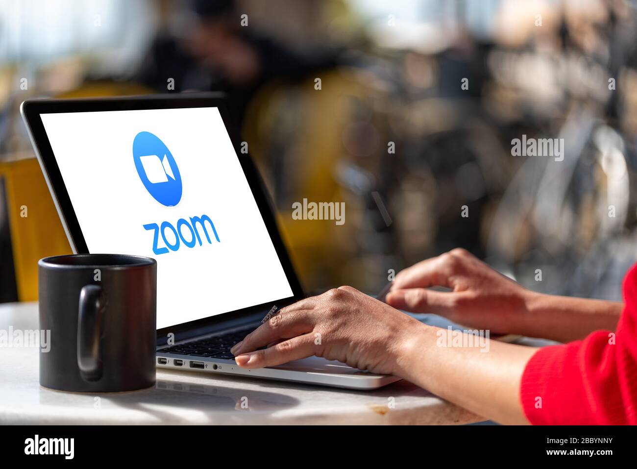 Antalya, TÜRKEI - 30. März 2020. Laptop mit Logo der App "Zoom Cloud Meetings". Stockfoto