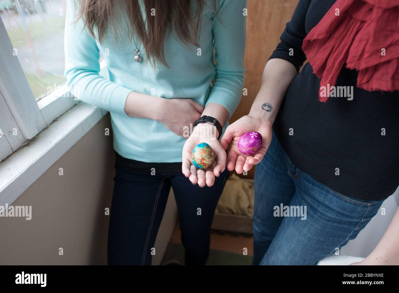 Zwei hart gekochte, dekorierte Ostereier werden in einer familiären Umgebung ausgestellt. Stockfoto