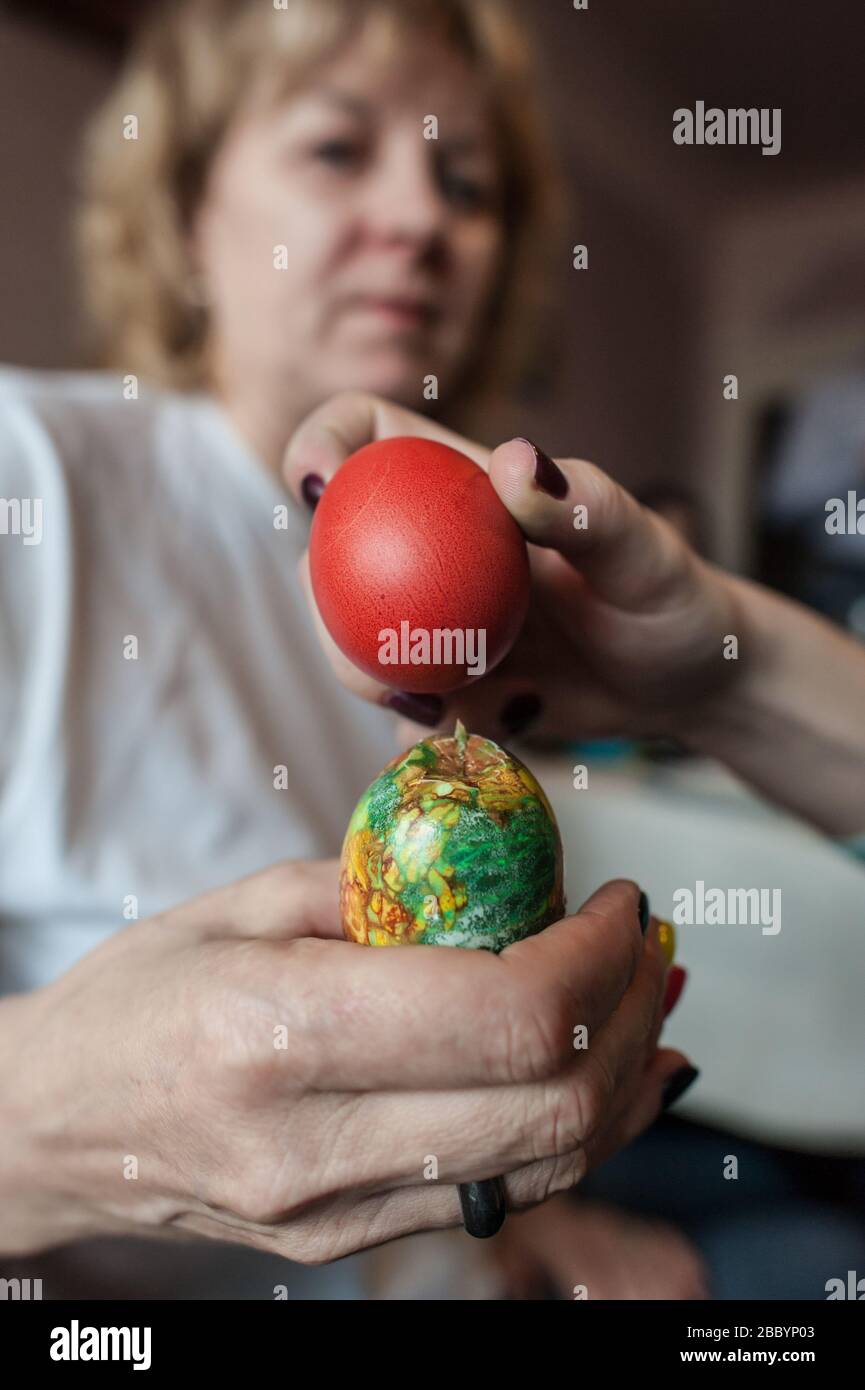 Hart gekochte, dekorierte Ostereier werden bei einem lustigen Osterspiel zuhause mit der Familie geknackt. Stockfoto