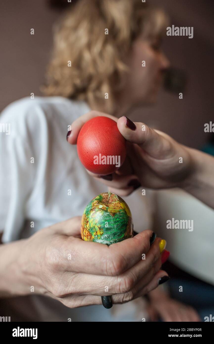 Hart gekochte, dekorierte Ostereier werden bei einem lustigen Osterspiel zuhause mit der Familie geknackt. Stockfoto