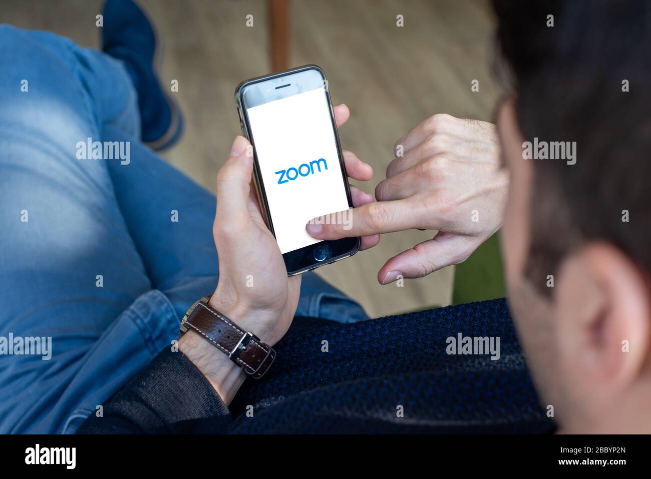 Antalya, TÜRKEI - 30. März 2020. Handy mit dem Logo der App "Zoom Cloud Meetings". Stockfoto