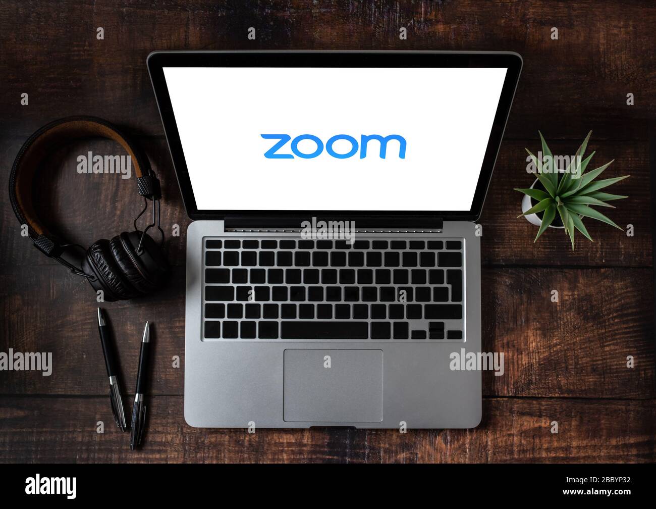 Laptop mit Logo der App "Zoom Cloud Meetings". Antalya, TÜRKEI - 30. März 2020. Stockfoto