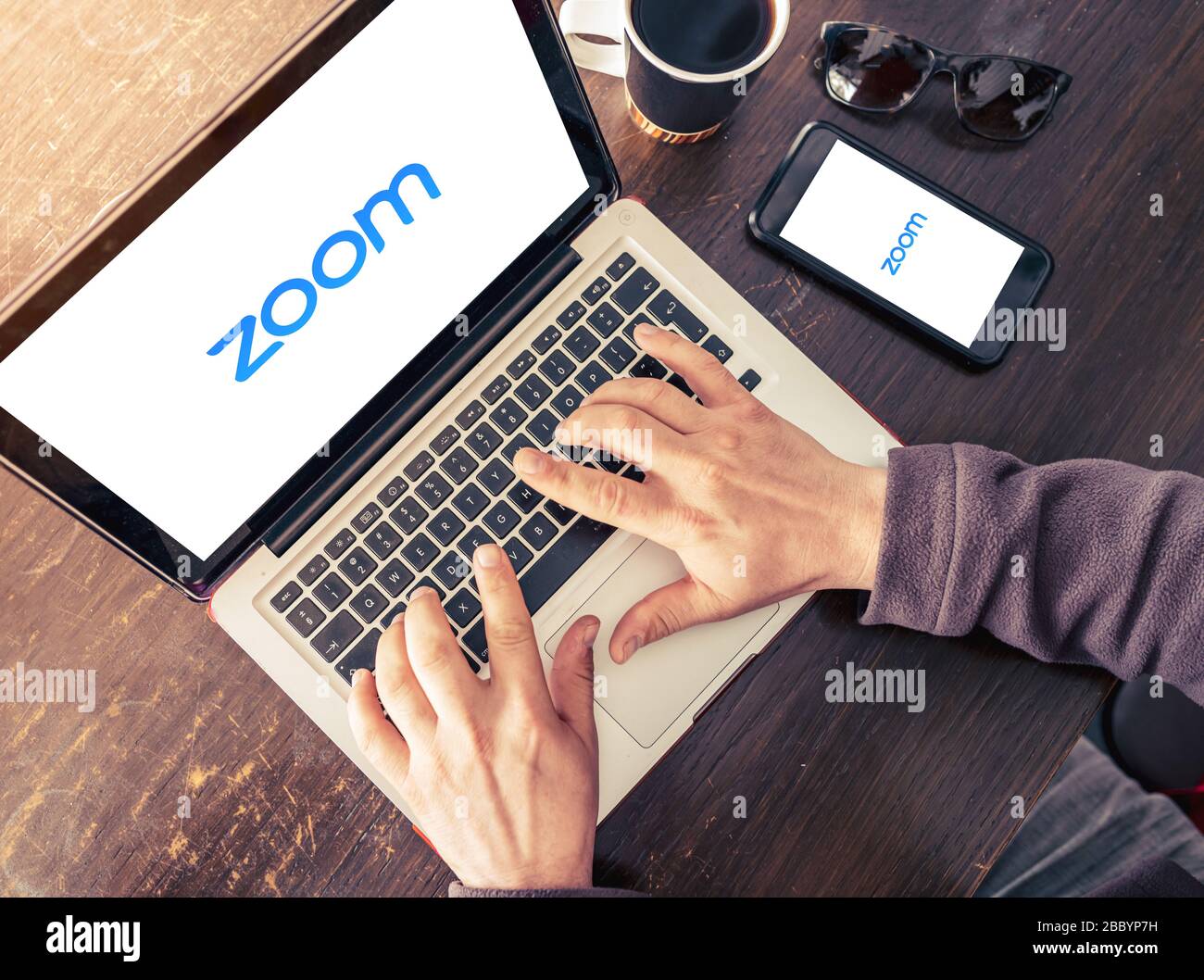 Laptop und Mobiltelefon mit dem Logo der App "Zoom Cloud Meetings". Antalya, TÜRKEI - 30. März 2020. Stockfoto