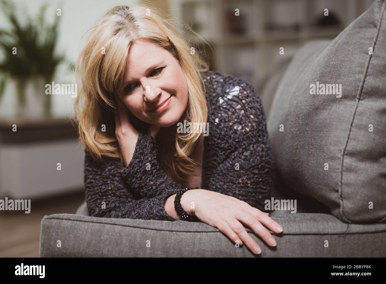 Porträt einer attraktiven Frau mittleren Alters Stockfoto