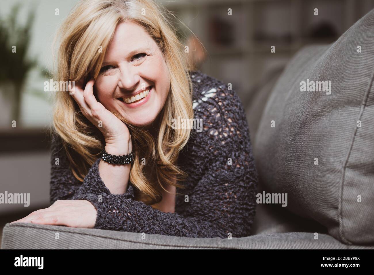 Porträt einer attraktiven Frau mittleren Alters Stockfoto