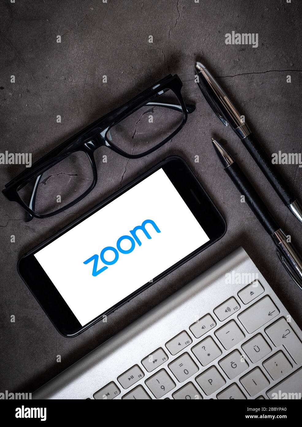 Antalya, TÜRKEI - 30. März 2020. Smartphone mit dem Logo der App "Zoom Cloud Meetings". Stockfoto