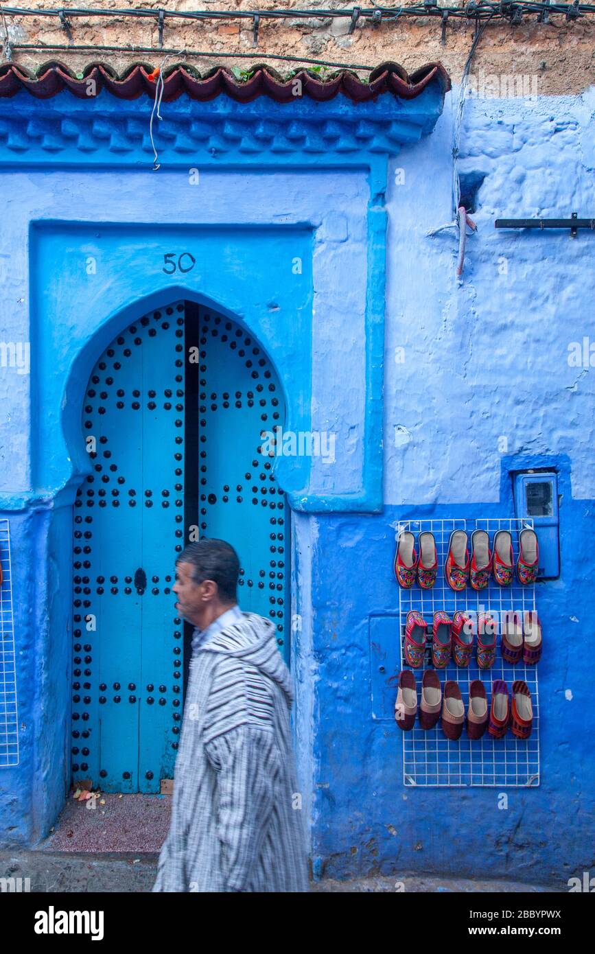 Chefchaouen, Marokko: Mann in einem traditionellen Jillaba, der in der Medina spazieren geht. Stockfoto