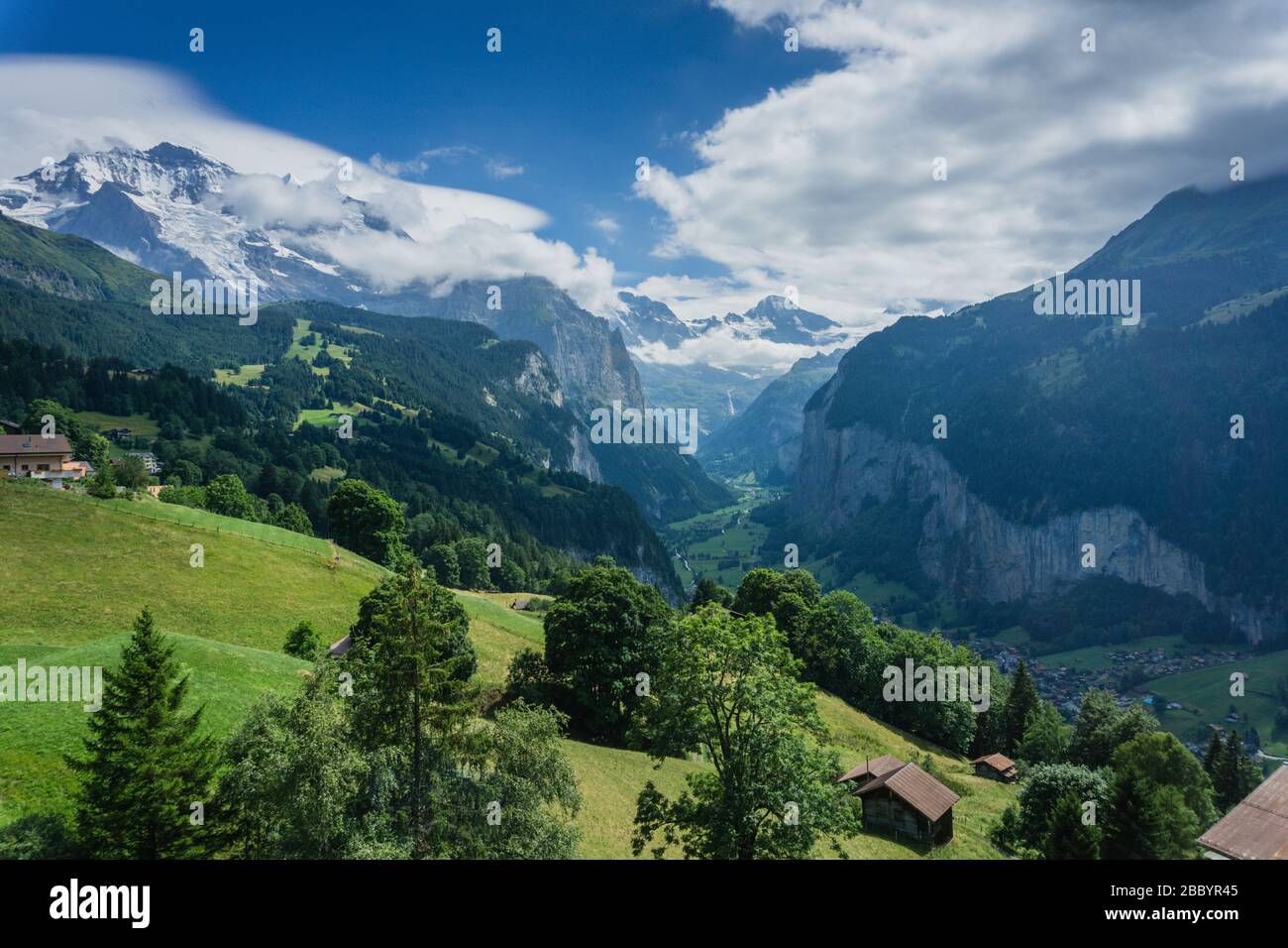 Sommeransicht des Lauterbrunnental im Berner Oberland, Schweiz. Blick südwestlich von Wengen, in der Nähe des Bahnhofs Wengwald. Stockfoto