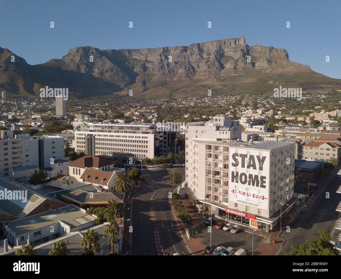 April 2020 - Kapstadt, Südafrika: Luftbild leerer Straßen in Kapstadt, Südafrika während der Sperrung von Covid 19. Stockfoto