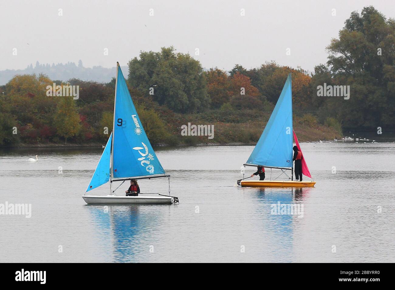 Bootstouren, Segeltörns, Segeltörns auf dem See. Fairlop Waters County Park, Barkingside, London Borough of Redbridge Stockfoto