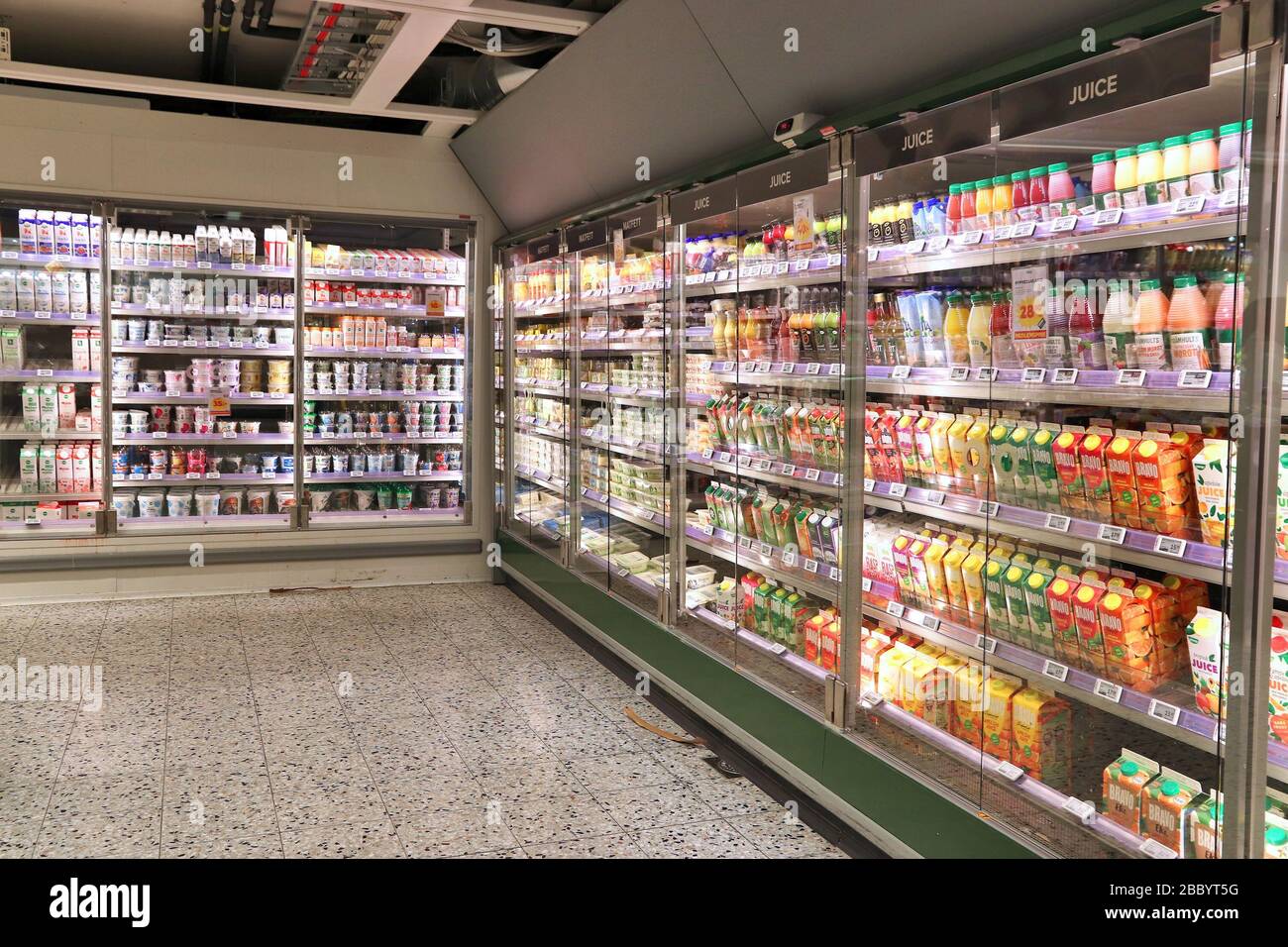 JONKOPING, SCHWEDEN - 25. AUGUST 2018: Supermarkt Kühlschrank in Schweden.  Die monatlichen Verbraucherausgaben in Schweden belaufen sich auf 520  Milliarden SEK (2018 Stockfotografie - Alamy