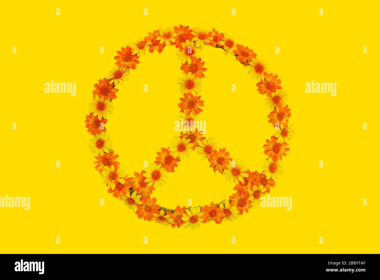 Friedenszeichen der Blumenkraft aus Blumen auf gelbem Hintergrund Stockfoto