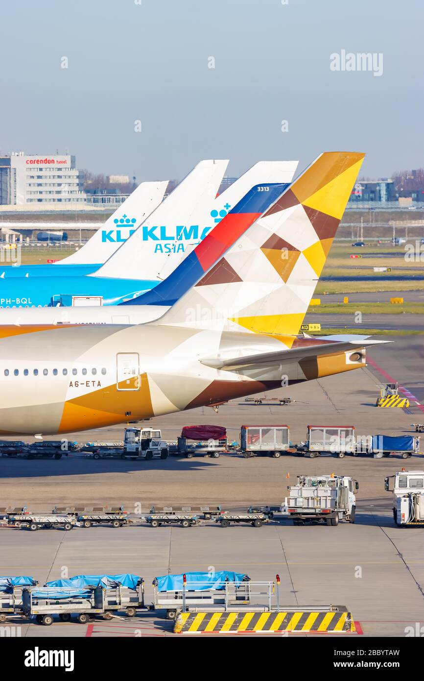 Schiphol, Niederlande - 16. Januar 2020: Hintere Flugzeugflügel der geparkten Airlines auf dem Flughafen Schiphol, Niederlande Stockfoto