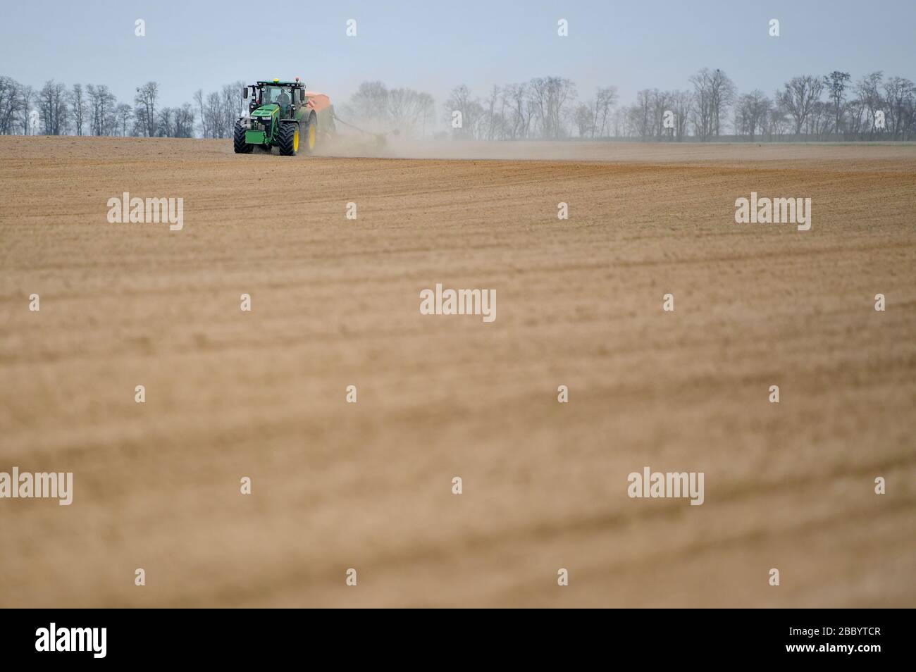 Seelow, Deutschland. April 2020. Ein Landwirt der AWG Worin mbH, einer landwirtschaftlichen Gesellschaft im Besitz des präsidenten des Landesbauernverbandes Brandenburg, Wendorff, bohrt zur Bodenverbesserung eine Fang- Ernte in den trockenen Boden. Credit: Patrick Pleul / dpa-Zentralbild / ZB / dpa / Alamy Live News Stockfoto