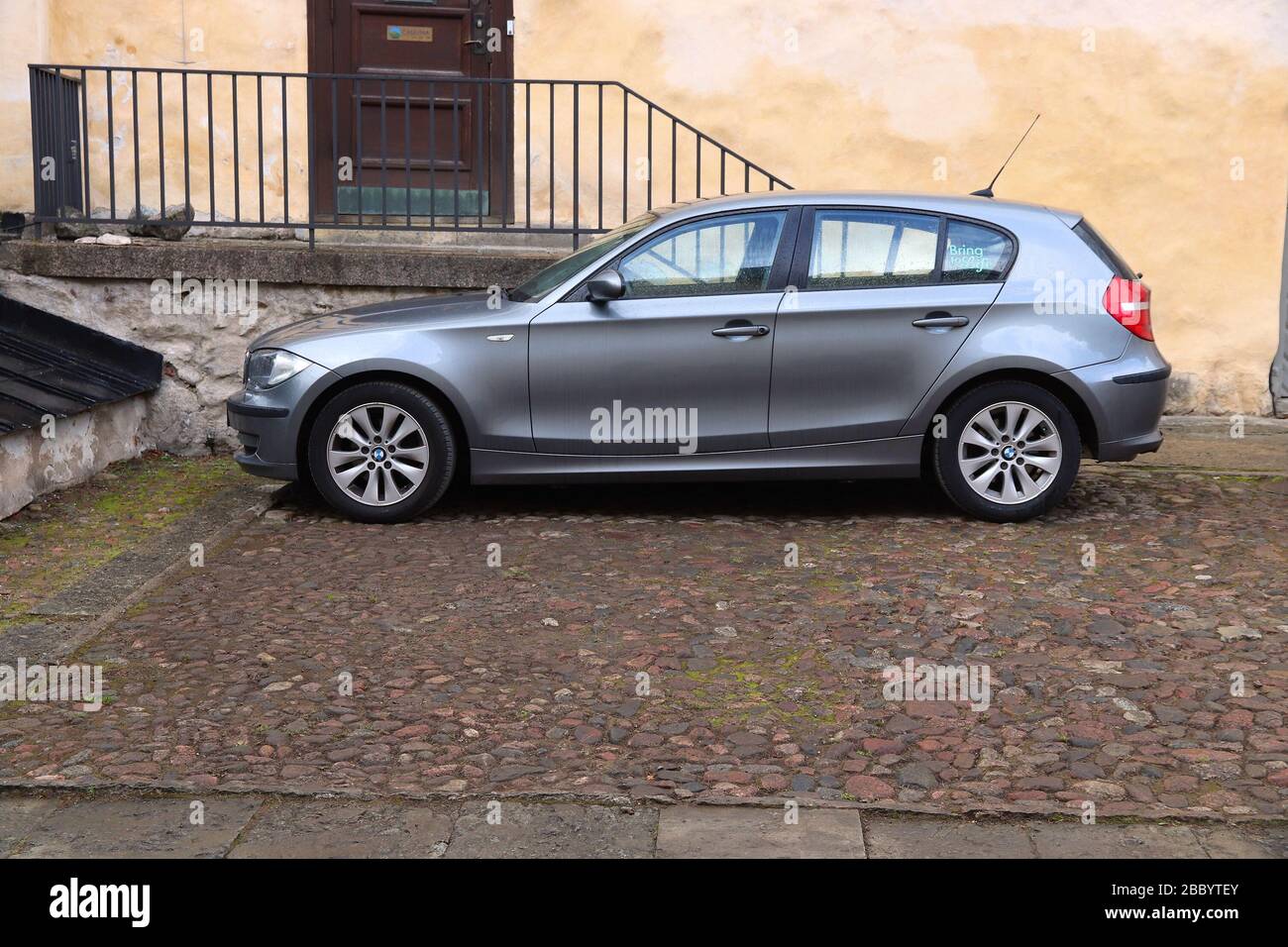 LINKOPING, SCHWEDEN - 25. AUGUST 2018: Silbernes BMW 1-Kompaktauto im schwedischen Linköping geparkt. In Schweden sind 4,8 Millionen Personenkraftwagen zugelassen. Stockfoto