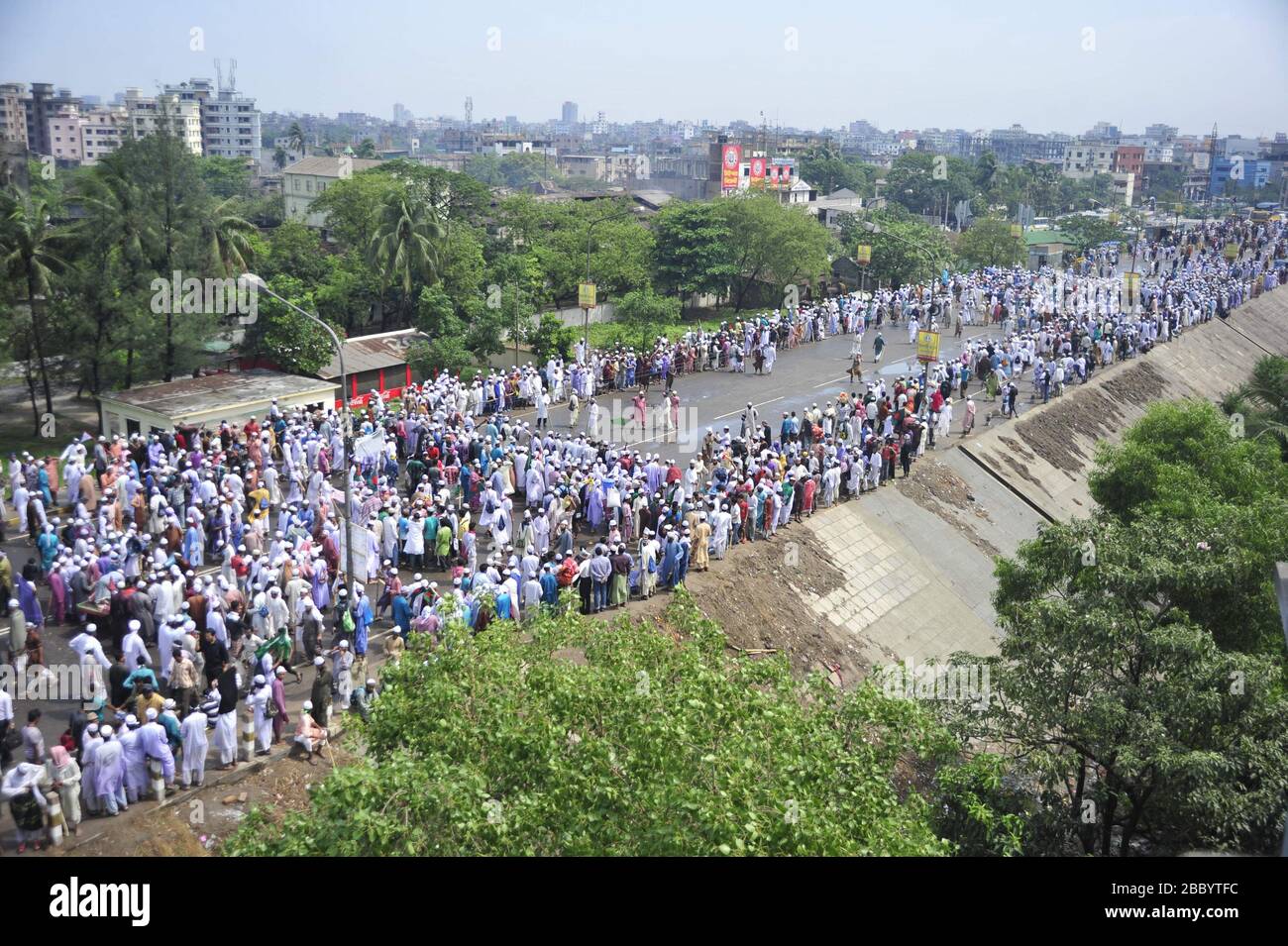 Tausende Menschen drängten sich, an einer Hefajat-e Islam-Kundgebung auf der Bangladesch-China Friendship Bridge in der Nähe von Postagola, Dhaka, Bangladesch teilzunehmen, wie sie a nannten Stockfoto