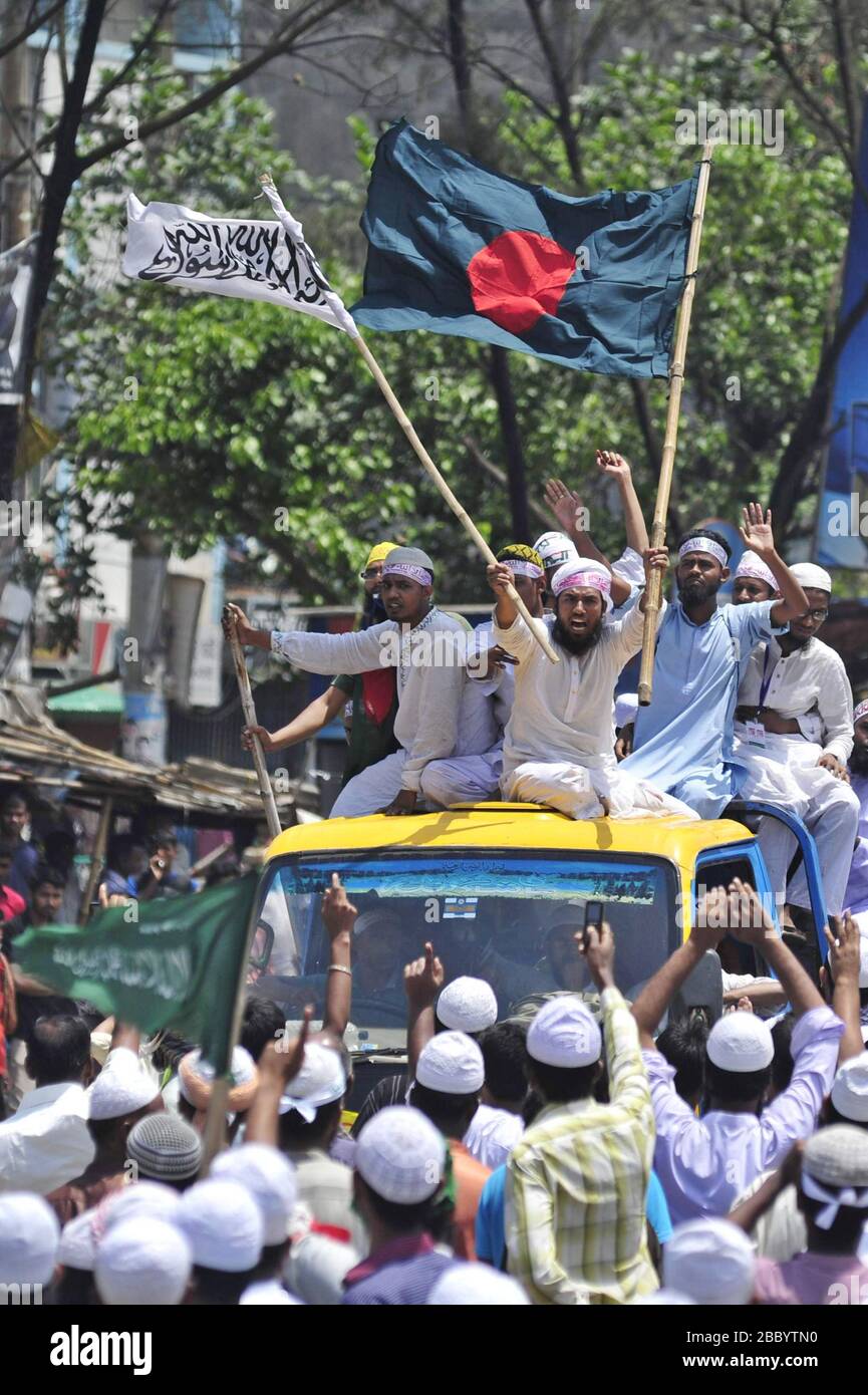 Tausende Menschen drängten sich, an einer Hefajat-e Islam-Kundgebung auf der Bangladesch-China Friendship Bridge in der Nähe von Postagola, Dhaka, Bangladesch teilzunehmen, wie sie a nannten Stockfoto