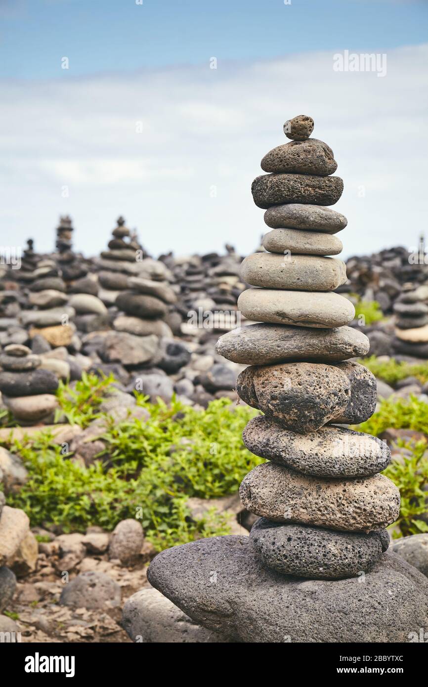 Steinstapel am Strand, Balance-Konzept, selektiver Fokus. Stockfoto