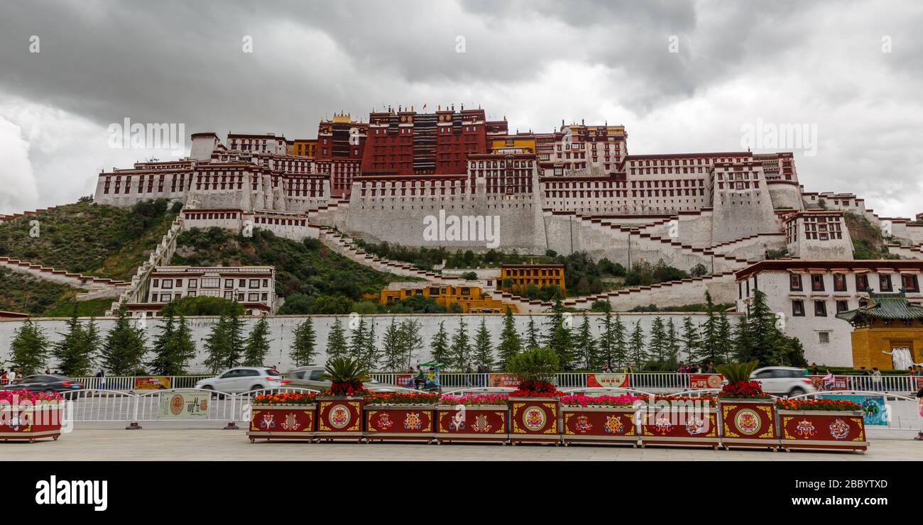 Panoramablick auf den Potala Palast - ein Herzstück des tibetischen buddhismus und eine große Touristenattraktion. Ein UNESCO-Weltkulturerbe. Stockfoto