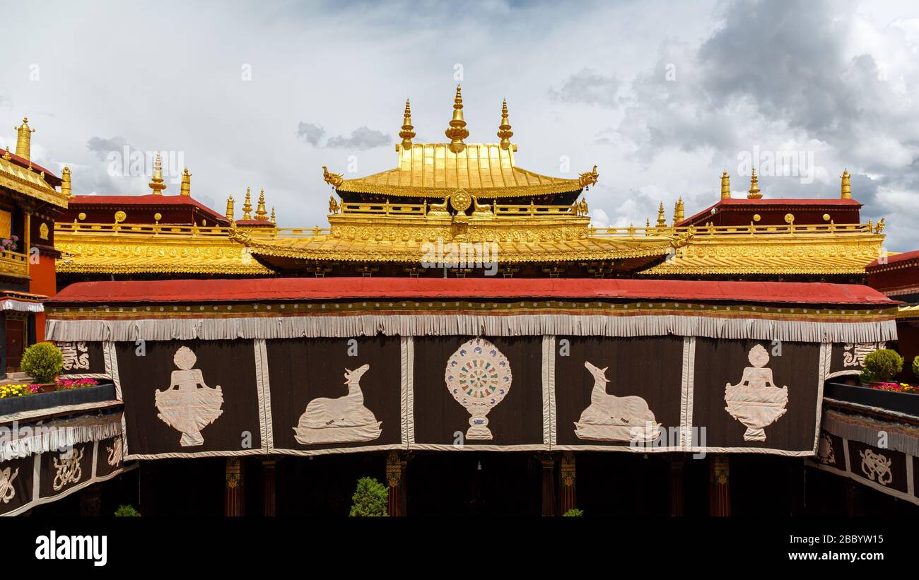 Panoramablick auf das goldfarbene Dach des Jokhang-Tempels. Wichtigster tibetischer Tempel, Ziel für Pilger und UNECSO Weltkulturerbe. Stockfoto