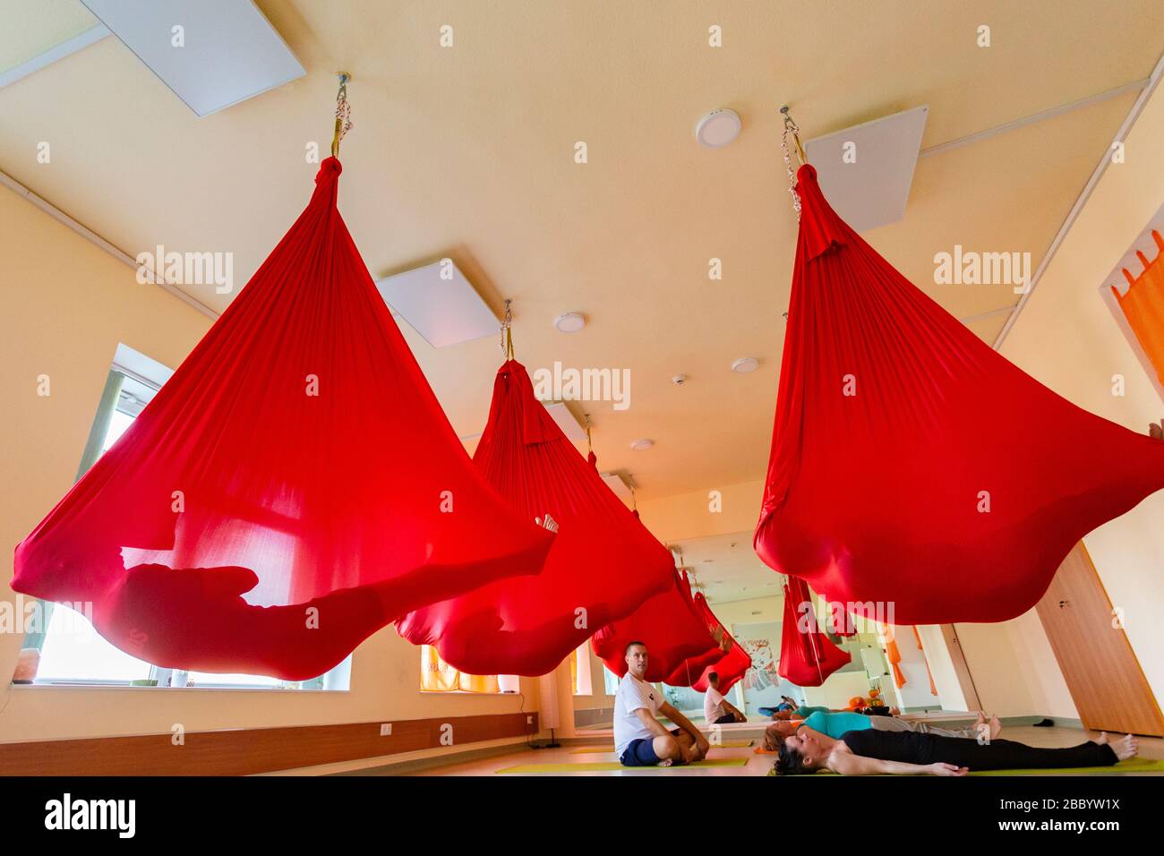 Aerial Yoga-Kurs wird durchgeführt Stockfoto