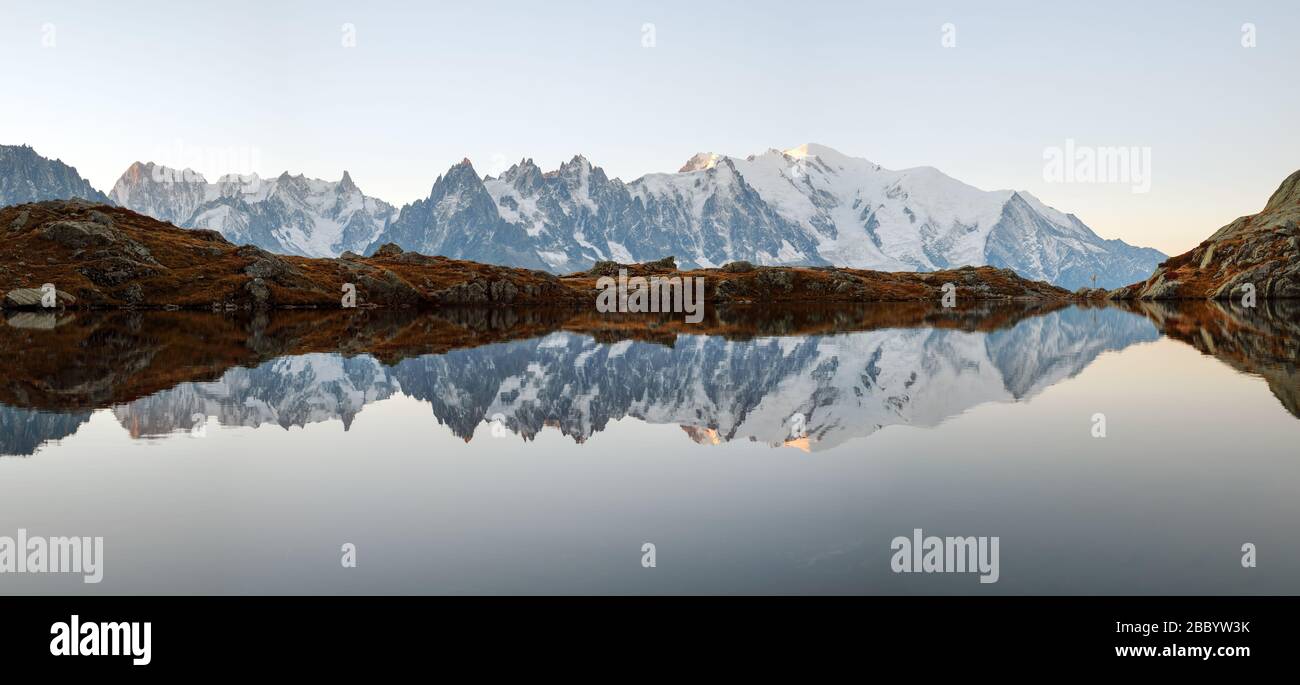 Malerisches Panorama auf den See Chesery (Lac De Cheserys) und die schneebedeckten Berge des Monte Bianco im Hintergrund, Chamonix, französische Alpen Stockfoto