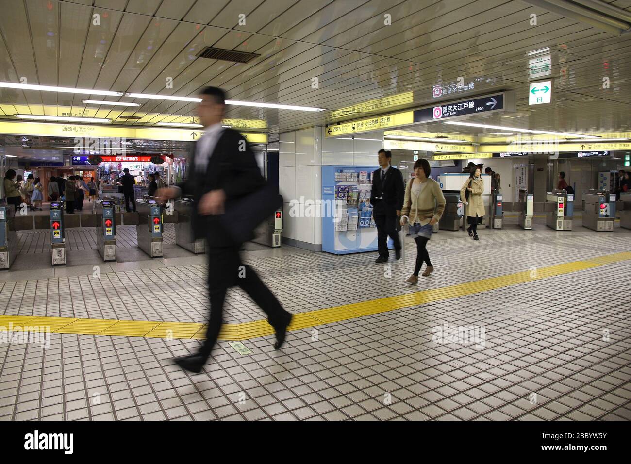 Tokio, JAPAN - 13. APRIL 2012: Menschen laufen auf dem Bahnhof Shinjuku in Tokio. Es ist der weltweit meistbefahrene Verkehrsknotenpunkt mit täglicher Nutzung um bis zu 3,64 Millilio Stockfoto