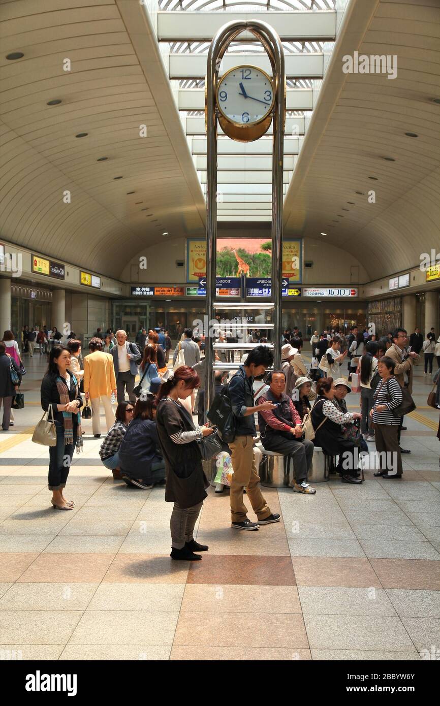 KAWASAKI, Japan - 10. MAI 2012: Passagiere am Bahnhof Kawasaki in Kawasaki, Japan warten. Mit 185,300 täglich Passagiere im Jahr 2010 Es ist 2 St Stockfoto