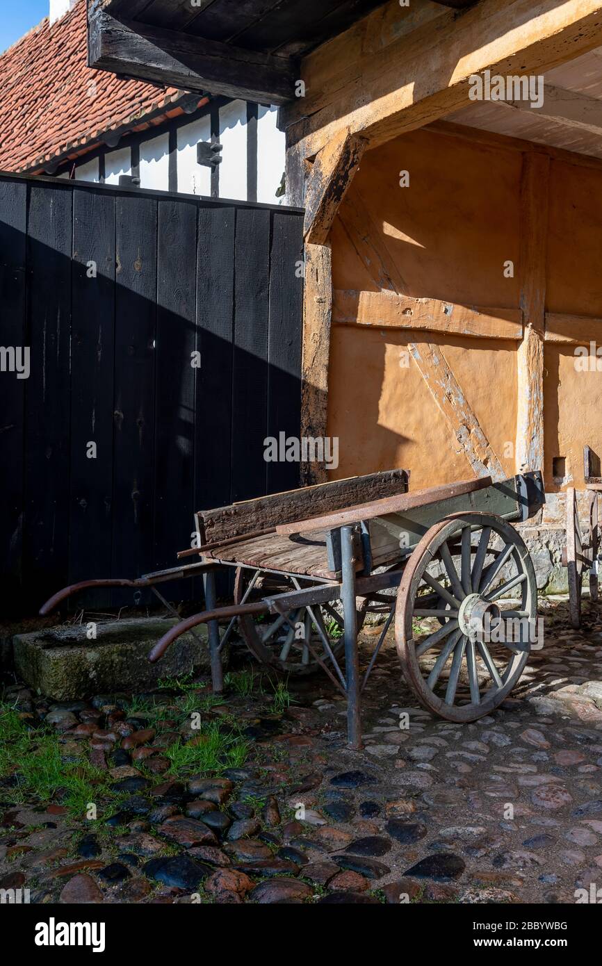 Den Gamle By, das schöne Freilichtmuseum im Herzen von Aarhus in Dänemark. Den Gamle mit der Altstadt. Dieser Wagen war zum tragen von Särgen! Stockfoto
