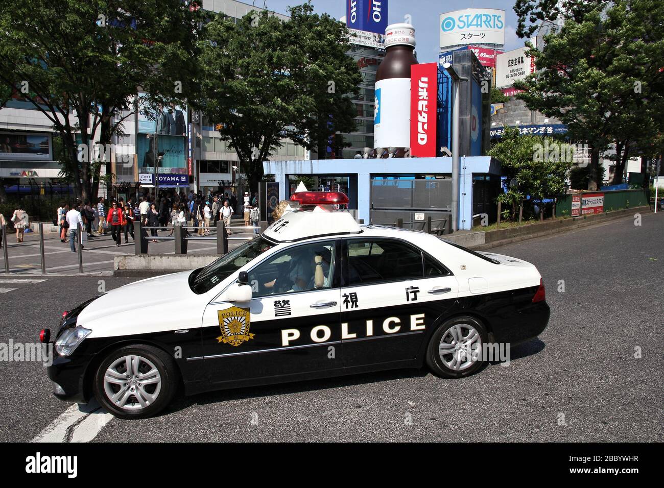 TOKIO, JAPAN - 11. MAI 2012: Polizeiwagen in Shibuya Ward, Tokio. In Japan gibt es etwa 289.000 Polizisten. Stockfoto