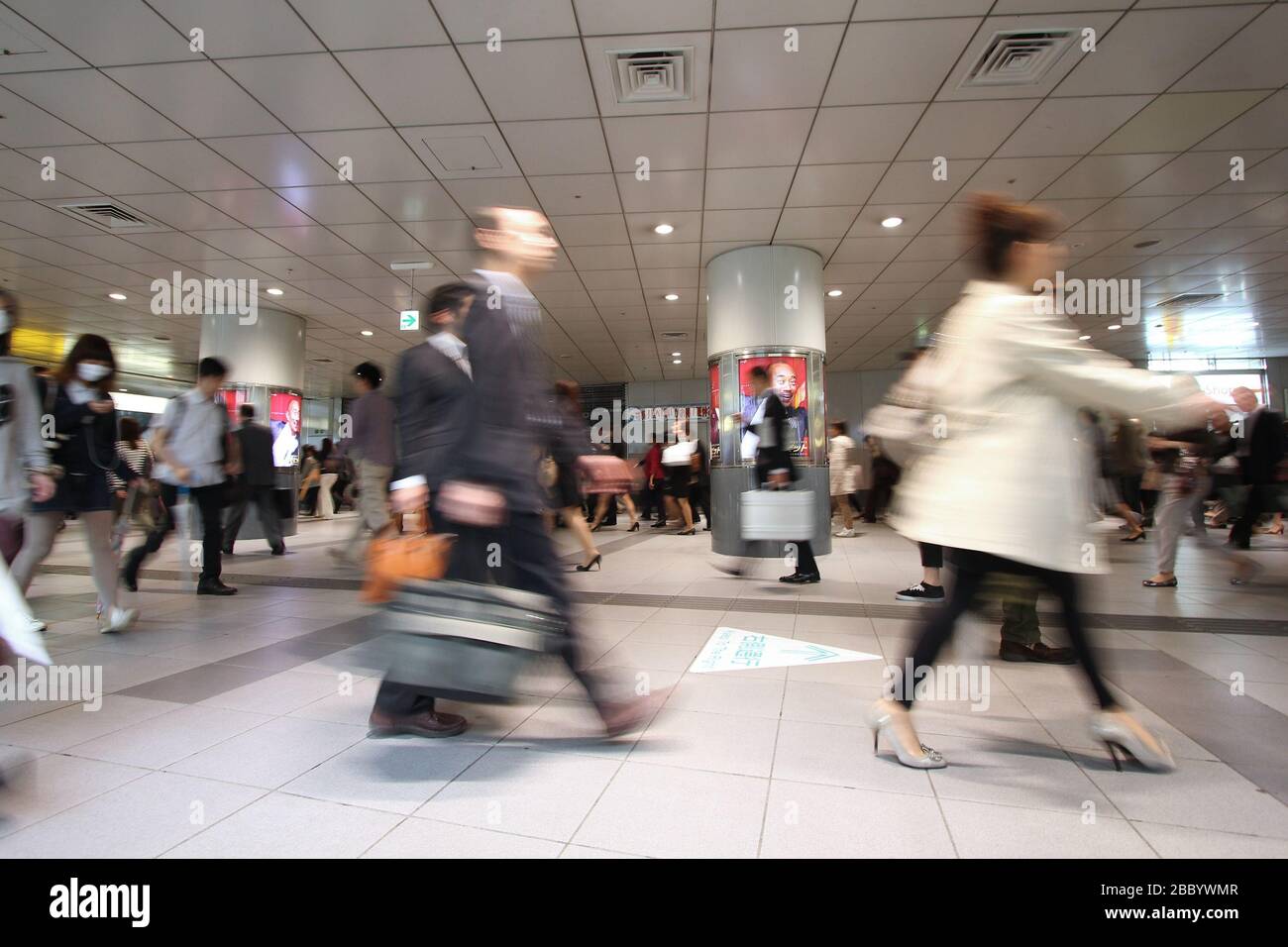 TOKYO, JAPAN - 9. Mai 2012: Menschenmassen beeilen Bahnhof Shibuya in Tokio in Japan. Mit 2,4 Millionen Passagieren auf einen Wochentag, es ist das 4.-geschäftigsten Pendler r Stockfoto