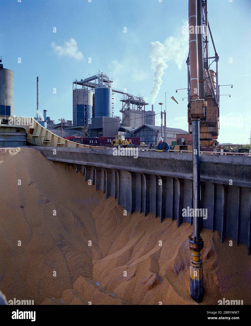 1988, Fabrik in Trafford Park, manchester, North West England, Großbritannien, das Getreide vom Schiff auf dem Schiffskanal ablädt Stockfoto