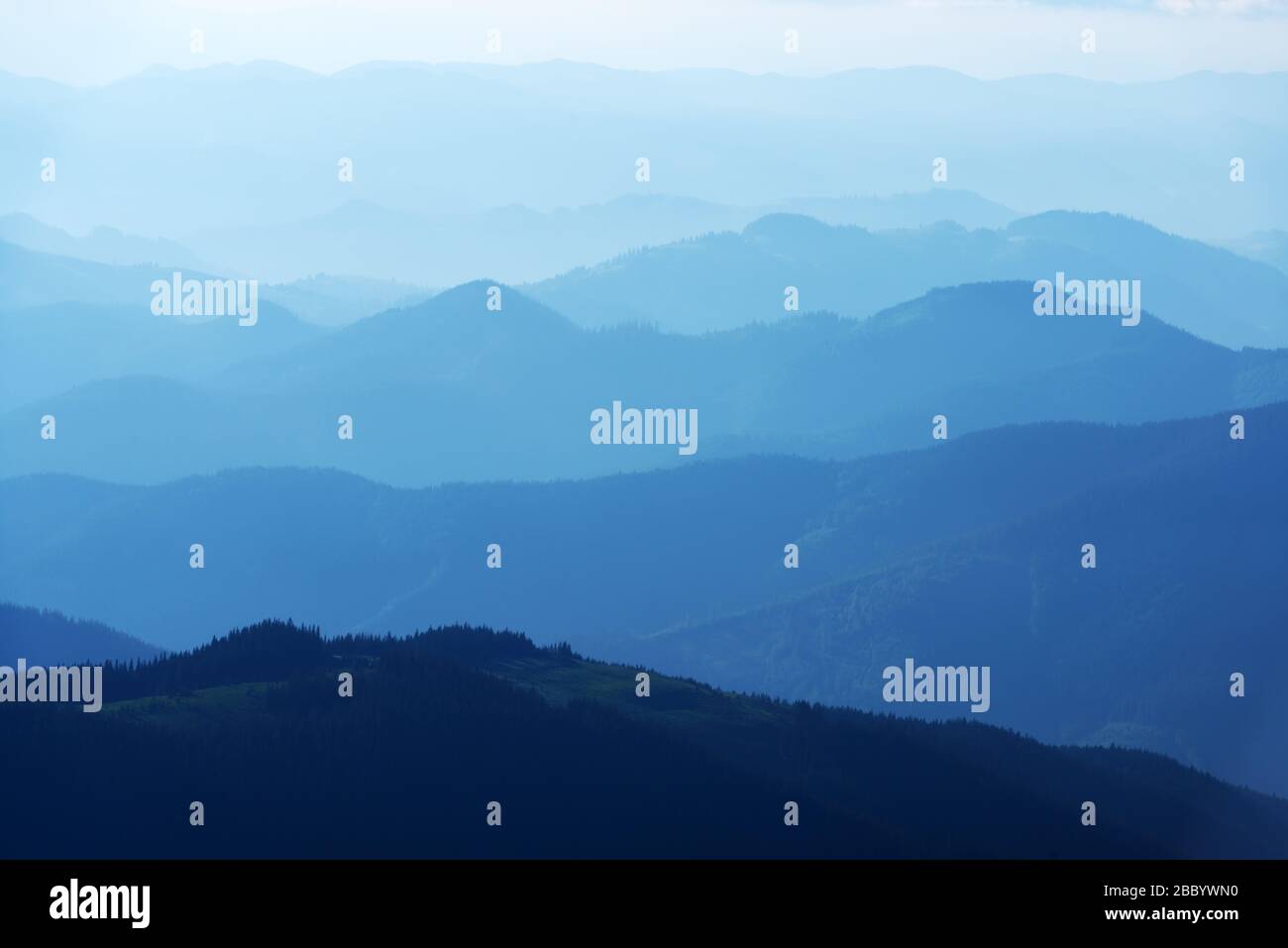 Schöne blaue Berge in Karpaten, Ukraine. Landschaftsfotografie Stockfoto