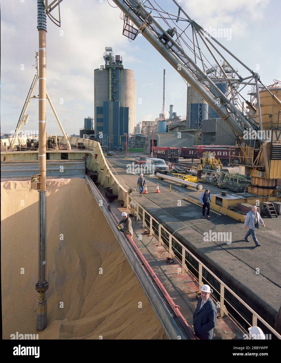 1988, Fabrik in Trafford Park, manchester, North West England, Großbritannien, das Getreide vom Schiff auf dem Schiffskanal ablädt Stockfoto