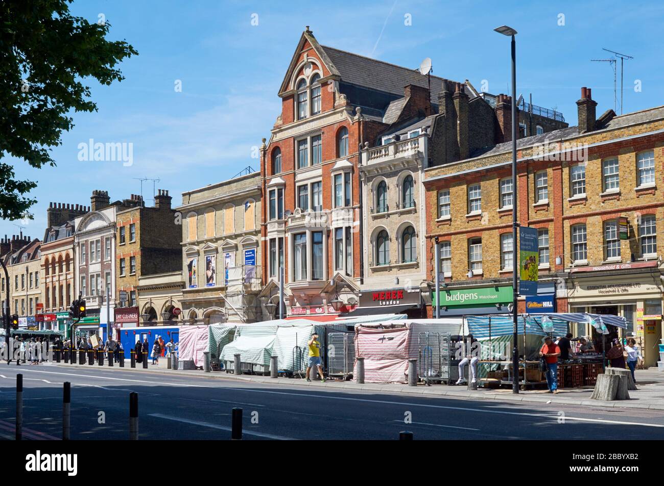 Whitechapel Road and Market, East London UK, mit Blick auf den Eingang des Bahnhofs Stockfoto