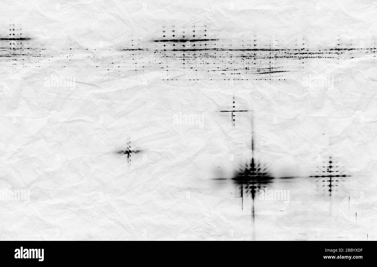 Abstraktes wissenschaftliches Hintergrundbild mit schwarzen Beugungsgitterflecken auf zerknittertem Papierblatt Stockfoto
