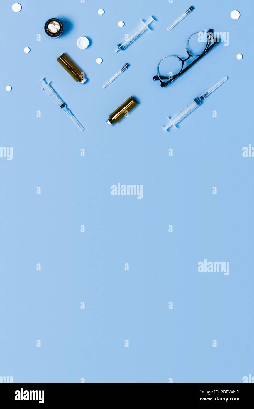 Medizinischer blauer Hintergrund mit verschiedenen Zubehörteilen, vertikales Bild. Stockfoto