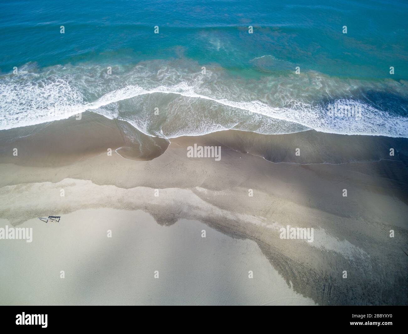 Absolut leerer Petitenget Beach (Pantai Petitenget) wegen Quarantäne für COVID-19 geschlossen. Seminyak, eine der beliebtesten Touristengegenden Balis. Indonesien. Stockfoto