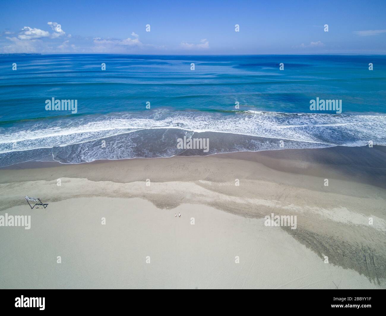 Absolut leerer Petitenget Beach (Pantai Petitenget) wegen Quarantäne für COVID-19 geschlossen. Seminyak, eine der beliebtesten Touristengegenden Balis. Indonesien. Stockfoto