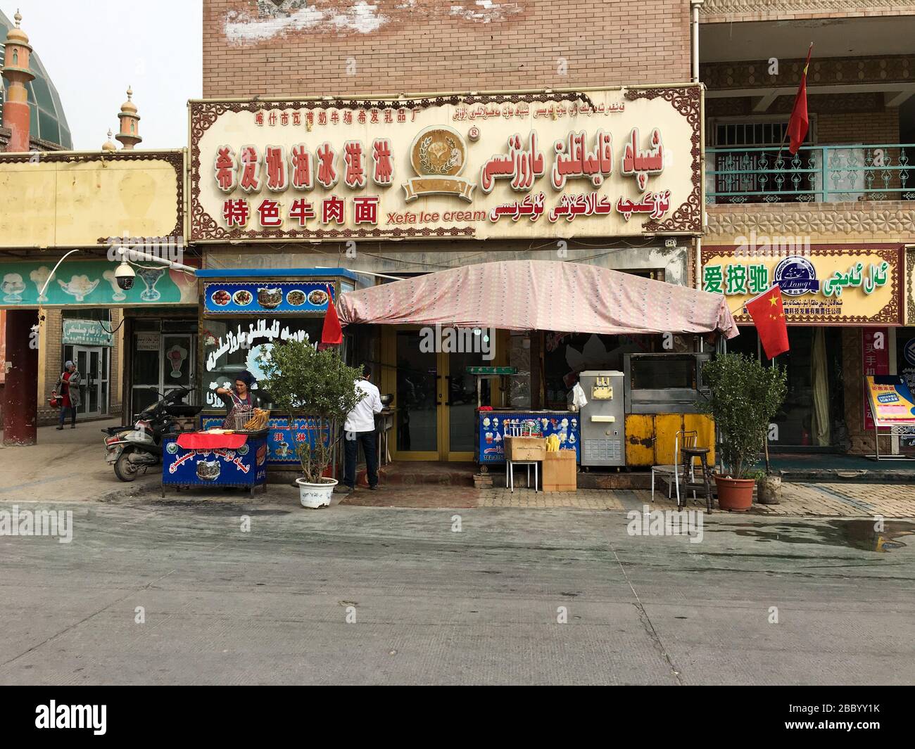 Shop in Kashgar, wo traditionelle Süßigkeiten und Eis (Xinjiang, China) verkauft werden. Stockfoto